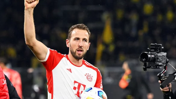 Schnappte sich nach der Partie beim BVB den Spielball: Dreierpacker Harry Kane. - &copy; Federico Gambarini/dpa