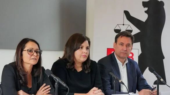 Felor Badenberg (l-r, parteilos), Berliner Senatorin f&uuml;r Justiz und Verbraucherschutz, spricht nach der Konferenz der Justizminister und -senatoren der Bundesl&auml;nder w&auml;hrend einer Pressekonferenz. Neben ihr sitzen Anna Gallina (B&uuml;ndnis 90/Die Gr&uuml;nen), Hamburgs Senatorin f&uuml;r Justiz und Verbraucherschutz, und Georg Eisenreich (CSU), Staatsminister der Justiz in Bayern. - &copy; Soeren Stache/dpa