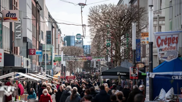 Verkaufsoffener Sonntag in der Gelsenkirchner Innenstadt. - &copy; Fabian Strauch/dpa