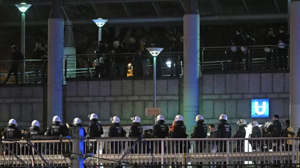 Polizisten stehen vor dem Signal Iduna Park. - &copy; Bernd Thissen/dpa