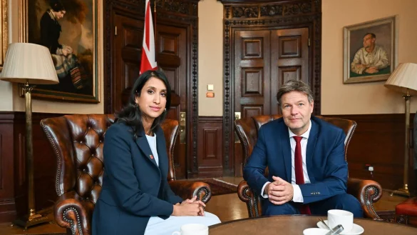Gro&szlig;britanniens Energieministerin Claire Coutinho und Bundeswirtschaftsminister Robert Habeck (B&uuml;ndnis 90/Die Gr&uuml;nen) im Amtszimmer der Ministerin in London. - &copy; Soeren Stache/dpa
