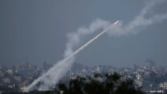 Raketen werden aus dem Gazastreifen auf Israel abgefeuert. - &copy; Leo Correa/AP/dpa