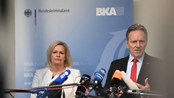 Innenministerin Nancy Faeser und BKA-Präsident Holger Münch äußern sich nach dem Besuch des Gemeinsamen Terrorismusabwehrzentrums. Seit dem Hamas-Angriff wurden in Deutschland mehr als 3500 Straftaten registriert. - © Britta Pedersen/dpa