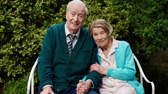 Glenda Jackson (r) als Rene und Michael Caine (l) als Bernard in einer Szene des Films "In voller Bl&uuml;te". - &copy; Rob Youngson/Leonine/dpa