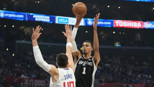 Victor Wembanyama (r) in Aktion. - &copy; Mark J. Terrill/AP