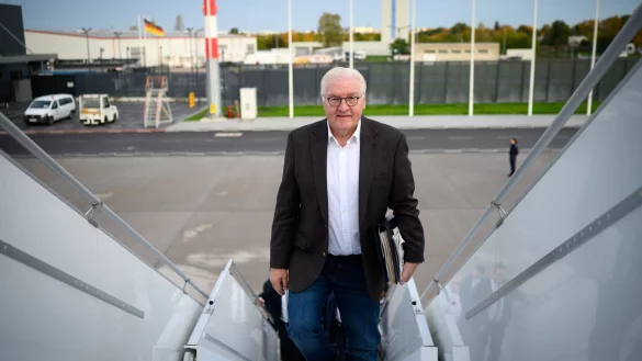 Vor dem Abflug von Deutschland nach Tansania: Bundespr&auml;sident Frank-Walter Steinmeier reist nach Afrika. - &copy; Bernd von Jutrczenka/dpa