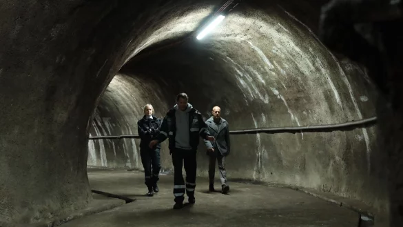 Lennart (Per Kjerstad) zeigt Max Grosz (Heino Ferch, r) und Polizistin Thea Koren (Ingrid Bols&oslash; Berdal) den Svalbard-Saatguttresor. - &copy; Dusan Martincek/ARD Degeto/Odeon Fiction GmbH/NRK//dpa