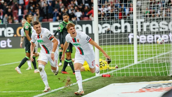 Arne Engels (r) schoss Augsburg zum Sieg gegen Wolfsburg. - &copy; Daniel L&ouml;b/dpa