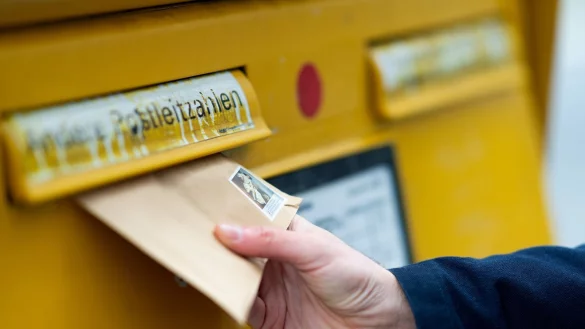 Das Bundeskabinett hat einen Vorschlag zur Postgesetz-Reform gebilligt. - © Monika Skolimowska/ZB/dpa