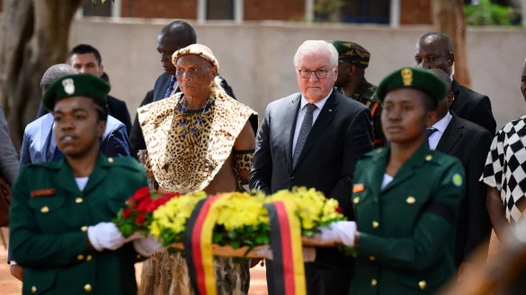Bundespr&auml;sident Frank-Walter Steinmeier legt zusammen mit Nachfahren der Helden des Maji-Maji-Krieges am Denkmal im Memorial Park von Songea einen Kranz nieder. - &copy; Bernd von Jutrczenka/dpa