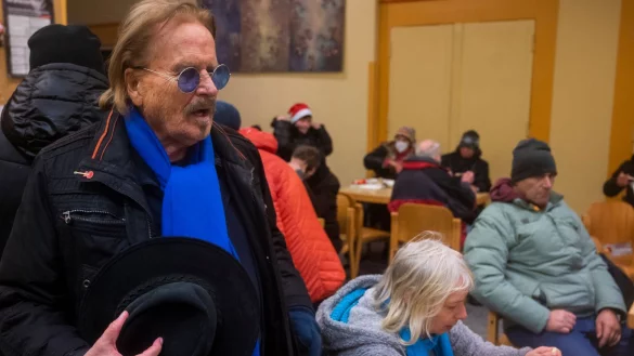 Frank Zander spricht mit Obdachlosen und Bed&uuml;rftigen bei einem Weihnachtsessen. (Archivbild) - &copy; Christophe Gateau/dpa