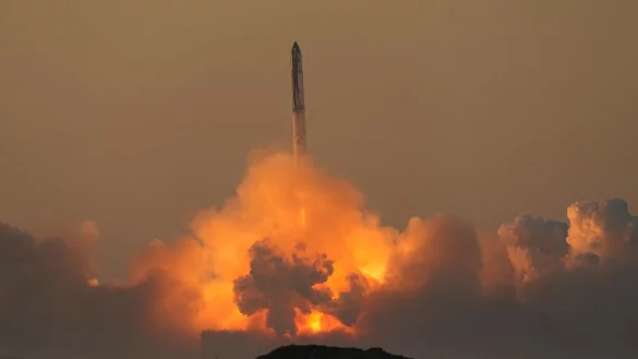 Die Mega-Rakete &laquo;Starship&raquo; von SpaceX startet zu ihrem zweiten Testflug. Der Test konnte allerdings erneut nicht abgeschlossen werden. - &copy; Eric Gay/AP/dpa