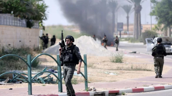 Israelische Soldaten gehen nach dem Hamas-Terrorangriff durch einen Grenzort. - &copy; Ilan Assayag/AP/dpa