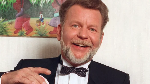 Der Zauberk&uuml;nstler Peter Kersten zeigt einen Kartentrick (1991). - &copy; Klaus Franke/dpa-Zentralbild/dpa