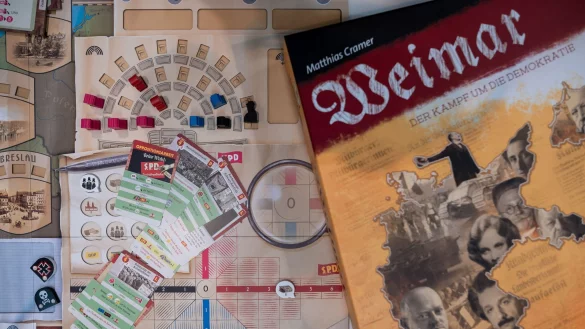 Das Brettspiel &laquo;Weimar: Der Kampf um die Demokratie&raquo; kann einem Forscher zufolge auch in der Oberstufe eingesetzt werden. - &copy; Fabian Strauch/dpa