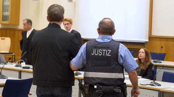 Der Angeklagte im Gerichtssaal des Oberlandesgerichts Koblenz.. - &copy; Thomas Frey/dpa