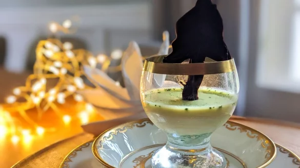 Der Tannenbaum aus geschmolzener Schokolade wird auf Backpapier selbst &laquo;gemalt&raquo; und kr&ouml;nt die Basilikum Panna Cotta an Heiligabend. - &copy; Doreen Hassek/hauptstadtkueche.blogspot.com/dpa-tmn