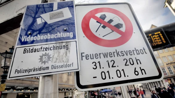 Hinweisschilder auf Video&uuml;berwachung und B&ouml;llerverbot h&auml;ngen am Zugang zur Altstadt in D&uuml;sseldorf. - &copy; Martin Gerten/dpa