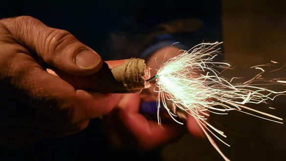 Bei B&ouml;llern ist die Gefahr f&uuml;r Handverletzungen besonders gro&szlig;. - &copy; Patrick Pleul/dpa-Zentralbild/dpa-tmn