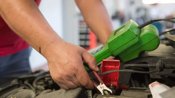 Wenn das Auto Probleme beim Starten hat, empfiehlt es sich, die Spannung der Batterie zu &uuml;berpr&uuml;fen. Liegt sie unter 12,6 Volt, sollte sie nachgeladen werden. - &copy; Inga Kjer/dpa-tmn