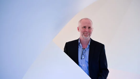 Generaldirektor Felix Kr&auml;mer steht im komplett sanierten Sammlungsfl&uuml;gel des Museums Kunstpalast. - &copy; Federico Gambarini/dpa