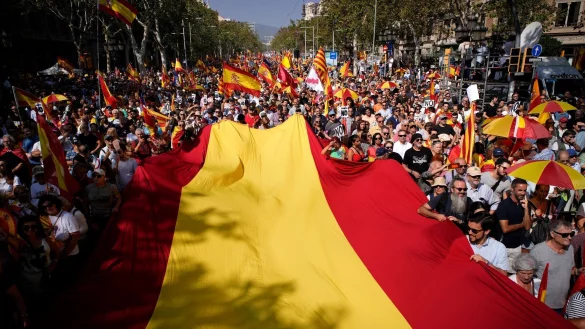 Demonstranten marschieren als Gegner der Unabh&auml;ngigkeit Kataloniens auf der Stra&szlig;e. - &copy; Emilio Morenatti/AP