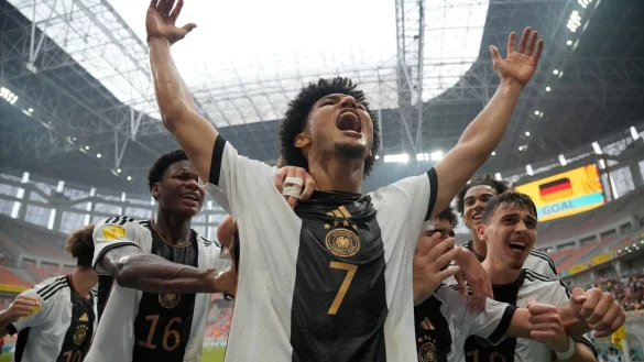 Paris Brunner (M) trifft mit dem deutschen U17-Team im WM-Halbfinale auf Argentinien. - &copy; Achmad Ibrahim/AP/dpa