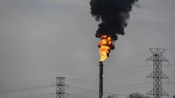 Überschüssiges Gas wird verbrannt. Das internationale Ölkartell Opec+ drosselt die Fördermengen. - © Matias Delacroix/AP/dpa