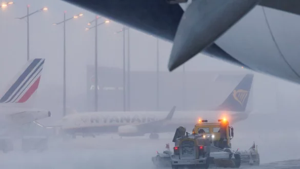 Passagiere haben ein Recht auf Erstattungen oder Ersatzbeförderung, wenn ein Flug aufgrund von starkem Winterwetter ausfällt. - © Daniel Karmann/dpa/dpa-tmn