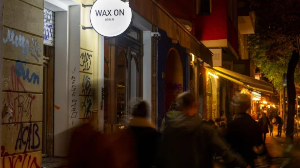 Passanten am Abend in Neukölln. - © Monika Skolimowska/dpa