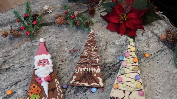 Selbstgemachte Schokolade in der Showk&uuml;che der &auml;ltesten noch existierenden Schweizer Schokoladenmanufaktur Cailler in Broc im Kanton Freiburg, dekoriert f&uuml;r Weihnachten. - &copy; Christiane Oelrich/dpa