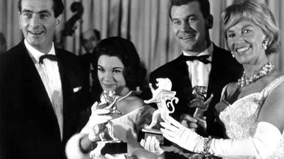Connie Francis (2.v.l.) wurde 1961 f&uuml;r ihren Hit &laquo;Die Liebe ist ein seltsames Spiel&raquo; mit dem Goldenen L&ouml;wen von Radio Luxemburg ausgezeichnet. - &copy; UPI/dpa