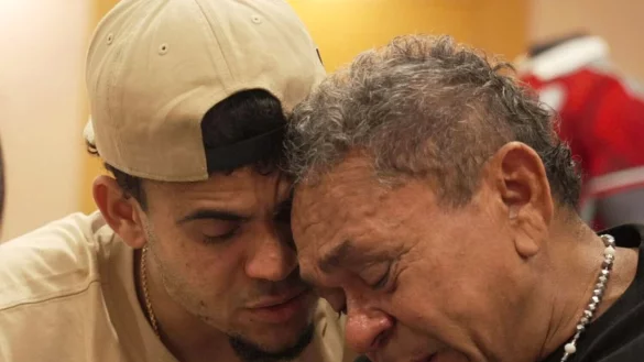 Ein ger&uuml;hrter Luis D&iacute;az (l.) mit seinem Vater Luis Manuel nach dessen Freilassung. - &copy; ---/colprensa/dpa
