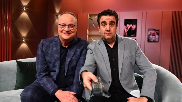 Oliver Welke (l) und Bastian Pastewka im Studio ihrer ZDF-Show "Welke & Pastewka - Wiedersehen macht Freude!". - &copy; Julia Feldhagen/ZDF/dpa