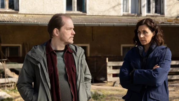 Teo Kromann (Godehard Giese) und Maria Voss (Nina Kunzendorf) in einer Szene des TV-Dramas &laquo;Das M&auml;dchen von fr&uuml;her&raquo;. - &copy; Fr&eacute;d&eacute;ric Batier/ZDF/dpa