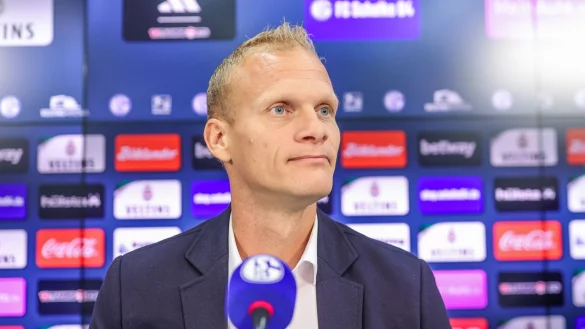 Schalkes neuer Cheftrainer Karel Geraerts aus Belgien nimmt an der Pressekonferenz teil. - &copy; Tim Rehbein/dpa