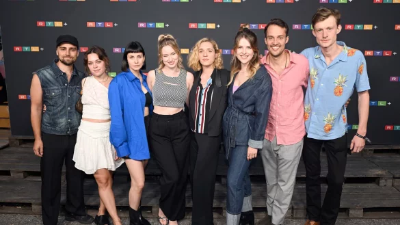 Schauspieler der Serie &bdquo;Gute Freunde - der Aufstieg des FC Bayern", darunter Markus Krojer (l) Leonie Brill (6.v.l) Moritz Lehmann (2.v.r) und Paul Wellenhof beim Filmfest M&uuml;nchen. - &copy; Felix H&ouml;rhager/dpa