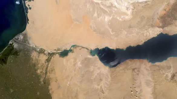 Der Suezkanal verbindet das Mittelmeeer im Norden (l) mit dem Roten Meer im S&uuml;den (r). - &copy; Fotoreport Nasa/dpa