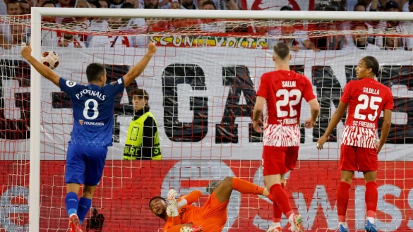 West Ham United (blaue Trikots) konnte sich &uuml;ber einen Sieg in Freiburg freuen. - &copy; Philipp von Ditfurth/dpa