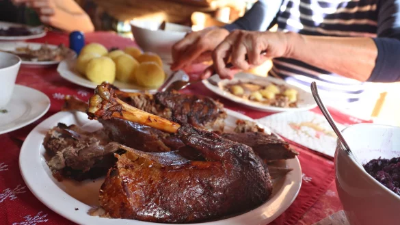 Eine knusprige Weihnachtsgans geh&ouml;rt f&uuml;r viele auf den Festtagstisch - am besten, wenn sie ohne schnelle Mast von nur 10 Wochen gem&auml;stet wurde, sondern sechs Monate Zeit auf einer Weide verbracht hatte. - &copy; Karl-Josef Hildenbrand/dpa/dpa-tmn