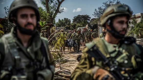 Streitkr&auml;fte der IDF bergen die Leichen israelischer Bewohner aus einem zerst&ouml;rten Haus in Kfar Aza. - &copy; Ilia Yefimovich/dpa