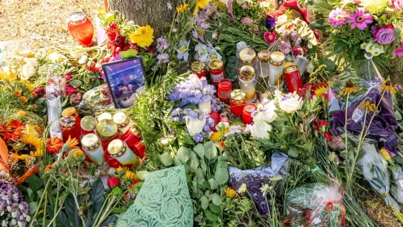 Blumen, Kerzen und Bilder sind im August 2022 nahe des Fundorts der Get&ouml;teten zum Gedenken abgelegt worden. - &copy; Peter Kneffel/dpa