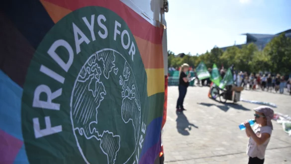Die deutsche Gruppe von Fridays for Future (FFF) hat sich klar gegen israelfeindliche Äußerungen positioniert. - © Simon Kremer/dpa