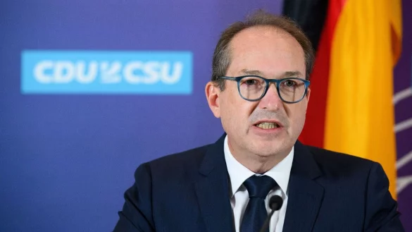 «Wer gegen Israel hetzt, soll mit mindestens sechs Monaten Haft rechnen müssen»: Alexander Dobrindt. - © Bernd von Jutrczenka/dpa