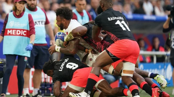 Der Engl&auml;nder Courtney Lawes (wei&szlig;es Trikot) wird von drei Spielern aus Fidschi zu Boden gebracht. - &copy; Mike Egerton/PA Wire/dpa