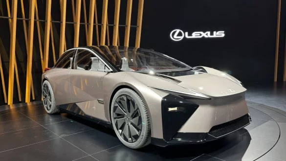 Mit der viert&uuml;rigen Flie&szlig;heck-Limousine LF-ZC zeigt die Toyota-Tochter Lexus Luxus, der auch nachhaltig sein kann. - &copy; Thomas Geiger/dpa-tmn