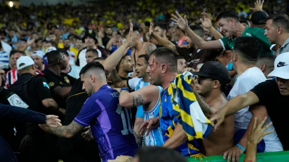 Vor dem Spiel zwischen Brasilien und Argentinien kam es auf den Trib&uuml;nen zu gewaltsamen Auseinandersetzungen. - &copy; Silvia Izquierdo/AP/dpa