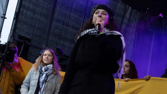 Die schwedische Klimaaktivistin Greta Thunberg (l) steht neben der Palästina-Aktivistin Sara Rachdan auf der Bühne einer Kundgebung in Amsterdam. - © Peter Dejong/AP