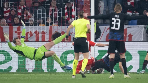 Verl&auml;ngerte erst k&uuml;rzlich seinen Vertrag beim FC Bayern M&uuml;nchen: Torwart Manuel Neuer (l). - &copy; Sven Hoppe/dpa