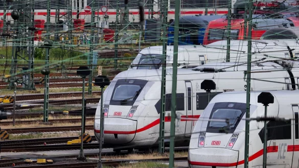 Der DB Navigator ist zuletzt grundlegend erneuert worden. Die App ist ein bedeutender Vertriebsweg f&uuml;r die Bahn. - &copy; Christian Charisius/dpa